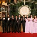 Para Pendamping Mempelai Pria dan Wanita Berfoto Bersama