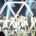 Aksi Panggung Spektakuler EXO Bawakan Lagu 'Call Me Baby'