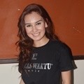 Irish Bella Ditemui di Syukuran Film '2 Batas Waktu'