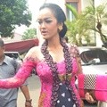 Julia Perez Tiba di Balai Sudirman untuk Wisuda