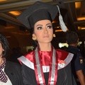 Julia Perez Raih Gelar Sarjana Hukum