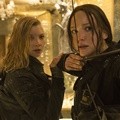 Katniss Everdeen Bersama Cressida yang Diperankan oleh Natalie Dormer