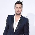 Luke Bryan Hadiri American Music Awards 2015