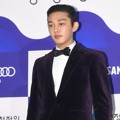 Yoo Ah In di Red Carpet Blue Dragon Awards 2015