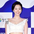 Lee Yoo Young di Red Carpet Blue Dragon Awards 2015