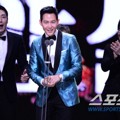 Lee Jung Jae Wakili Film 'Assassination' Terima Piala Best Film