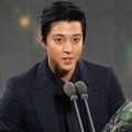Lee Dong Gun Raih Piala Hallyu Star Award