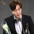 Roy Kim Raih Piala Best OST Award