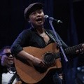 Sandhy Sondoro Hibur Penonton Monkey Lada Festival
