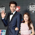 Lee Kwang Soo dan Park Bo Young di Red Carpet MAMA 2015