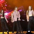 f(x) Saat Tampil Nyanyikan Lagu '4 Walls'