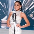 Anindya Kusuma Putri dengan Busana Rancangan Sherri Hill