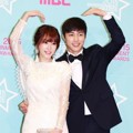 Kang Ye Won dan Oh Min Suk di Red Carpet MBC Entertainment Awards 2015