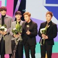 EXO Raih Piala Popularity Award Singer