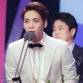 Jonghyun SHINee Raih Piala Excellence Award Radio