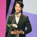 Minho SHINee Raih Piala Popularity Award Music & Talk Show