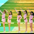 A Pink Tampil Nyanyikan Lagu 'Remember'