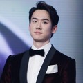 Yoo Yeon Seok Raih Piala Ten Star Awards