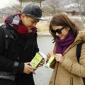 Chelsea Olivia dan Glenn Alinskie Menunjukkan Produk Teh Hijau Korea Selatan