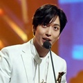 Jung Yong Hwa CN Blue Raih Penghargaan Best Vocal Solo
