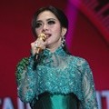 Syahrini Semarakkan Infotainment Awards 2016