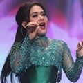 Syahrini Semarakkan Infotainment Awards 2016