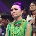 Zaskia Hadir di Infotainment Awards 2016