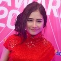 Prilly Latuconsina Hadir di Infotainment Awards 2016