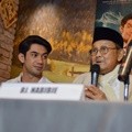Reza Rahadian dan B. J. Habibie di Konferensi Pers Film 'Rudy Habibie'