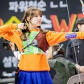 Yerin G-Friend di Lomba Panahan 'Idol Star Athletics Championships 2016'