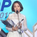 Baek A Yeon Raih Piala Hot Trend of the Year Female