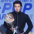 Sehun EXO Raih Piala Weibo Star Award