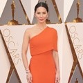 Olivia Munn dengan Gaun Berpotongan Sederhana Karya Stella McCartney