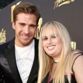 Hugh Sheridan dan Rebel Wilson di Red Carpet MTV Movie Awards 2016