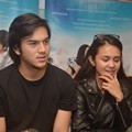 Rizky Nazar dan Michelle Zudith Tanda Tangani 1000 Cover Novel 'ILY From 38000 Ft'
