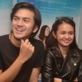 Rizky Nazar dan Michelle Zudith Tanda Tangani 1000 Cover Novel 'ILY From 38000 Ft'