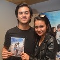 Rizky Nazar dan Michelle Zudith Tanda Tangani 1000 Cover Novel 'ILY From 38000 Ft'