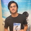 Rizky Nazar Tanda Tangani 1000 Cover Novel 'ILY From 38000 Ft'