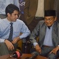 Reza Rahadian dan B. J. Habibie di Konferensi Pers Film 'Rudy Habibie'