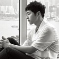 Gaya Song Joong Ki Duduk di Pinggir Jendela