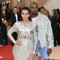 Kim Kardashian Datang Bersama Kanye West di Met Gala 2016