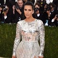 Busana Kim Kardashian Terinspirasi dari Robot
