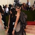 Zoe Kravitz Serba Hitam Dilengkapi Perhiasan Messika