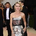 Naomi Watts Memukau Dibalut Gaun Burberry
