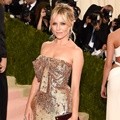 Sienna Miller Kenakan Gaun Gucci Dilengkapi Perhiasan Cartier