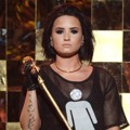 Demi Lovato Tampil Nyanyikan Lagu 'Cool for the Summer'