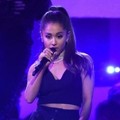Ariana Grande Tampil Nyanyikan Lagu 'Dangerous Woman'