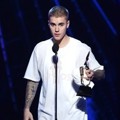 Justin Bieber Raih Piala Top Male Artist