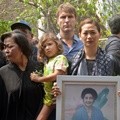 Ibunda Indah Kalalo Dimakamkan di TPU Menteng Pulo