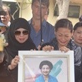 Indah Kalalo Tak Kuasa Tahan Tangis di Pemakaman Ibunda